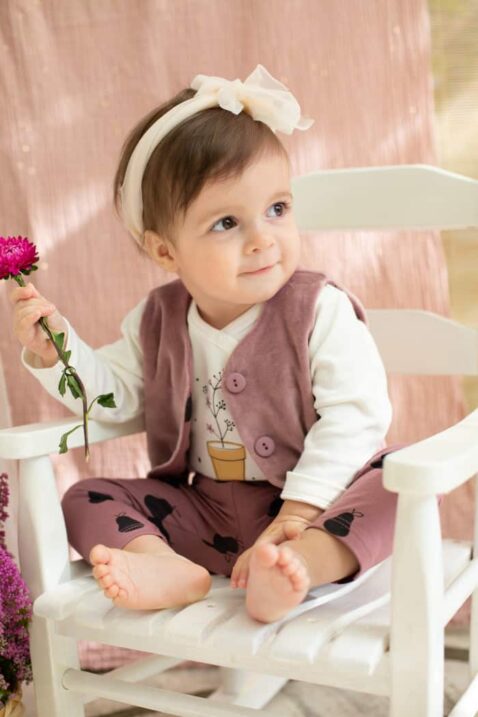 Baby Kinder lässige Sweathose in Altrosa mit schwarzen Birnen und geripptem Komfortbund + Baby Body mit Blumen in Weiß + rosa Kinder Weste von PINOKIO - Inspiration Babyfoto