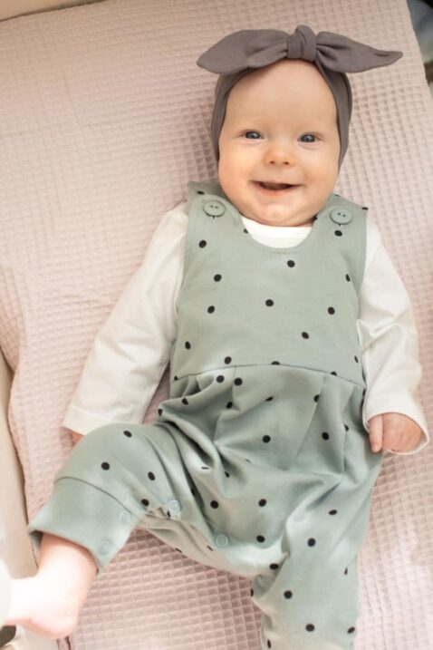 Baby Kinder Trägerhose in Mintgrün, schwarz gepunktet, leicht ausgestellt und mit mädchenhaften Raffungen + Langarm Oberteil in Weiß + graues Schleifen-Stirnband von PINOKIO - Inspiration Babyfoto