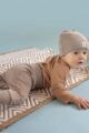 Baby Kinder Unisex Bio-Baumwoll-Body in Hellbraun mit Pferde-Motiv + beige lange Kinderhose mit Taschen, Knöpfen und breiten Bündchen + Kindermütze in Beige von PINOKIO - Inspiration Babyfoto
