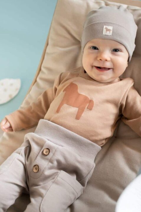 Kinder Baby Rundhals Body in Karamell-Braun mit Pony-Print aus 100% Bio-Baumwolle + Babyhose in Beige mit großen Seitentaschen + beige Mütze für Mädchen und Jungen von PINOKIO - Inspiration Babyfoto