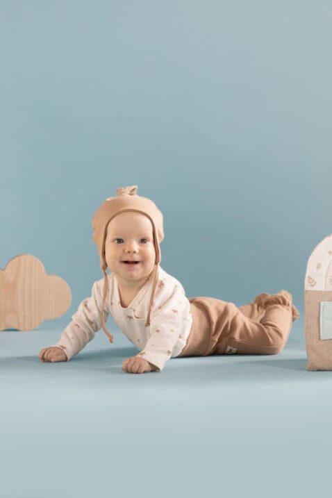 Kinder Baby Bio Baumwoll-Body zum Wickeln in Weiß (Ecru) mit Pferden und Äpfeln gemustert + Stramplerhose mit Füßen und Komfortbund in Braun + Baby Mütze in Hellbraun für Mädchen und Jungen von PINOKIO - Inspiration Babyfoto