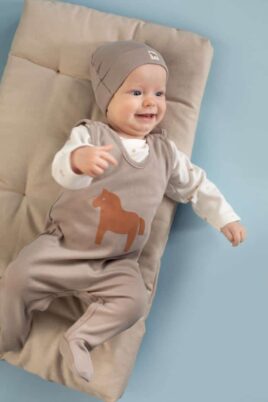 Kinder Baby Unisex Wickelshirt in Ecru-Weiß aus 100% Bio-Baumwolle mit Druckknopf-Verschluss, Band innen und Pferde-Äpfel-Muster + Strampler mit Druckknöpfen und Pony-Print in Beige + passende Mütze von PINOKIO - Inspiration Babyfoto