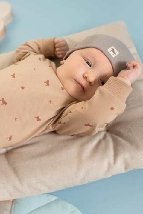 Baby Kinder Pullover mit Rundhalsausschnitt in Karamell-Braun mit Pony-Muster und Druckknöpfen + beige Baby Kopfbedeckung für Mädchen und Jungen von PINOKIO - Inspiration Babyfoto