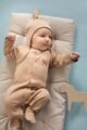 Kinder Baby Schlafoverall aus 100% Bio-Baumwolle in Karamell-Braun mit Pony-Print + passende Knotenmütze für Mädchen und Jungen von PINOKIO - Inspiration Babyfoto