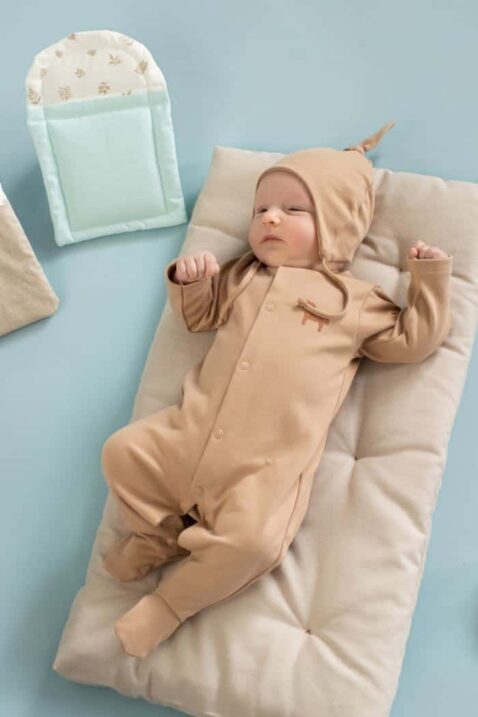 Baby Kinder Sleepsuit aus reiner Bio-Baumwolle in hellem Braun mit Pferde-Druck und Druckknöpfen + braune Baby Mütze mit Knoten für Mädchen und Jungen von PINOKIO - Inspiration Babyfoto