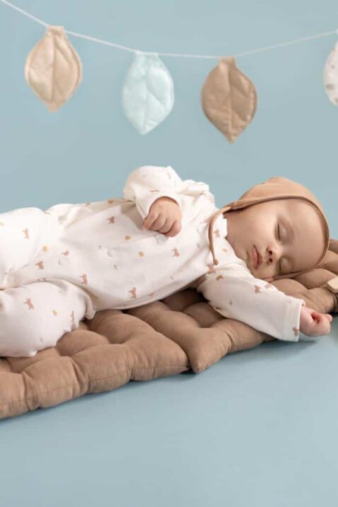 Kinder Baby Bio-Baumwoll Schlafoverall in Ecru-Weiß mit Füßen und Pferde-Apfel Muster in Braun + Babymütze in hellbraun für Mädchen und Jungen von PINOKIO - Inspiration Babyfoto