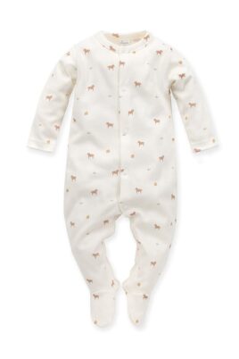 PINOKIO Baby Baumwoll Schlafoverall in Ecru-Weiß mit Füßen + braunem Pony-Apfel Muster für Mädchen und Jungen – Kinder Sleepsuit mit Druckknöpfen – Vorderansicht