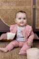 Baby rosa Kinder Sweathose Jogginghose mit Taschen in Waffel-Piquée Feinstruktur - Altrosa Schlupfhose Jogger von DIRKJE - Babyfoto lachendes Mädchen