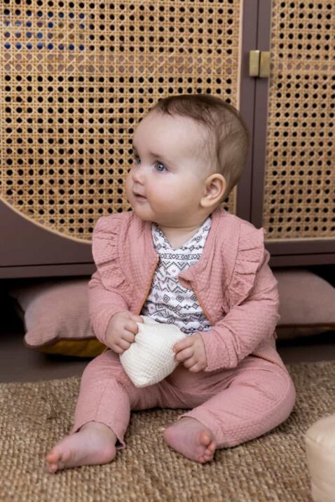 Kinder Babyhose mit Taschen in Waffel Optik & Kordel Ethnomuster aus Baumwolle - Schlupfhose in Rosa von DIRKJE - Babyfoto sitzendes Mädchen