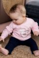 Navyblaue Kinder Mädchenhose Basic mit Seitentaschen, rosa kleines Herz, Beinumschlag, Kordel & Komfortbund unifarben von DIRKJE - Babyfoto sitzendes spielendes Baby Mädchen