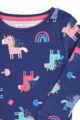 Blauer Kinder Schlafanzug mit Regenbogen & Einhörner für Mädchen - Rainbow unicorn Pyjama mit langen Ärmeln & Motiven in Dunkelblau von Minoti - Detailansicht Oberteil