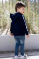 Babyjacke Oberteil Pullover mit Kapuze, Taschen & gestreifte Ärmel in Dunkelblau - Kinder Jeans Hellblau denim von DIRKJE - Babyfoto stehender Junge