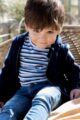 Kinder Kapuzenjacke Baby Oberteil mit Taschen, Streifen an den Ärmeln hellblau-weiss & Reißverschluss in Dunkelblau von DIRKJE - Babyfoto sitzender Junge