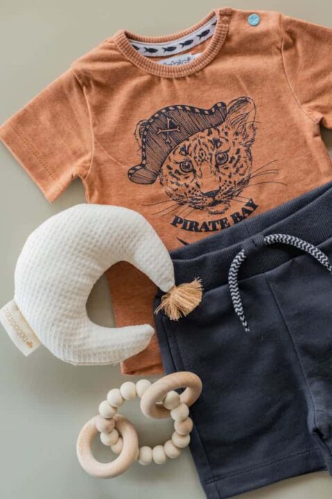 Jungen 2er Set Rundhals Babyshirt mit Panther Pirat - Shorts mit Taschen in Grau für Sommer aus Baummwollmix von DIRKJE - Inspiration Lookbook