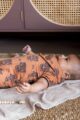 Kurzer Baby Kinder Jumpsuit Overall Schlafanzug mit Panther Piraten gemustert für Jungen - Sommerset von DIRKJE - Babyfoto liegender Junge