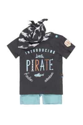 DIRKJE Sommer 3er Babyset Jungen – T-Shirt mit Piraten Print in Dunkelgrau – Halstuch mit Haien gemustert grau – Kinder Shorts Basic in Grün – Vorderansicht