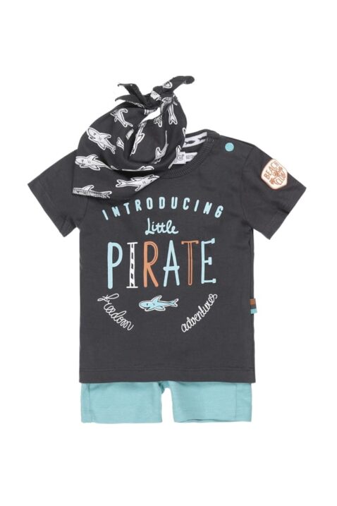 Sommer 3er Babyset Jungen - T-Shirt mit Piraten Print in Dunkelgrau - Halstuch mit Haien gemustert grau - Kinder Shorts Basic in Grün von DIRKJE - Vorderansicht