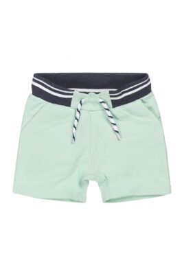 DIRKJE Grüne Kinder Baby Shorts mit Taschen, gestreiften Bündchen im Jogging Look für Jungen – Sommerhose Babyhose – Vorderansicht