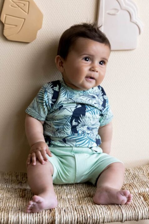 Hellgrüne Basic Babyshorts mit Taschen, Patch VIBES & Komfortbund gestreift als Sommerhose für Jungen von DIRKJE - Babyfoto lachendes Kind