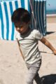 Basicshirt Jungenshirt mit greun-weißen Streifen, kurzen Ärmeln, Rundhals & Logoprint für Kinder & Babysvon Koko Noko - Kinderfoto am Strand