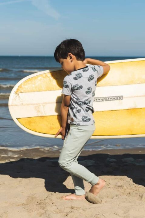 Jungenhose Sweatpants mit Taschen, Nähte, Kordel Basic in Hellgrün für Kinder & Babys von koko Noko - Kinderfoto Freizeithose mit Surfbrett am Strand
