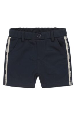 Koko Noko dunkelblaue Baby Kinder Shorts mit Taschen, Logostreifen & Knopf für Jungen Basic – Kurze Sommerhose Vorderansicht