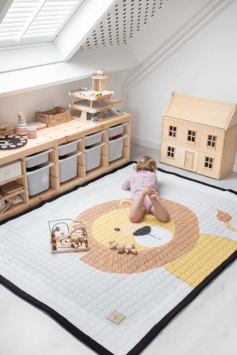 150x200 cm große Baby Kinder Spielmatte Krabbeldecke mit Löwe Lion Motiv & rutschfestem Boden von Love by Lily - Mädchen spielt auf Spielmatte im Kinderzimmer