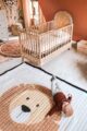 Baby Kinder weiche Spielmatte Krabbeldecke mit Löwe Motiv dick gesteppt 150x200 cm XL groß von Love by Lily - Junge liegt auf Spieldecke im Babyzimmer
