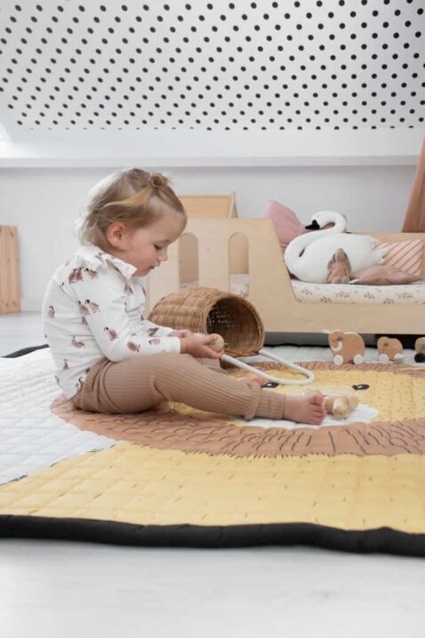 Kinder Baby Spieldecke gesteppt mit Löwe Safari Motiv 150x200 cm großer Spielfläche von Love by Lily - Mädchen spielt auf großer XXL Spielmatte