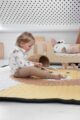 Kinder Baby Spieldecke gesteppt mit Löwe Safari Motiv 150x200 cm großer Spielfläche von Love by Lily - Mädchen spielt auf großer XXL Spielmatte