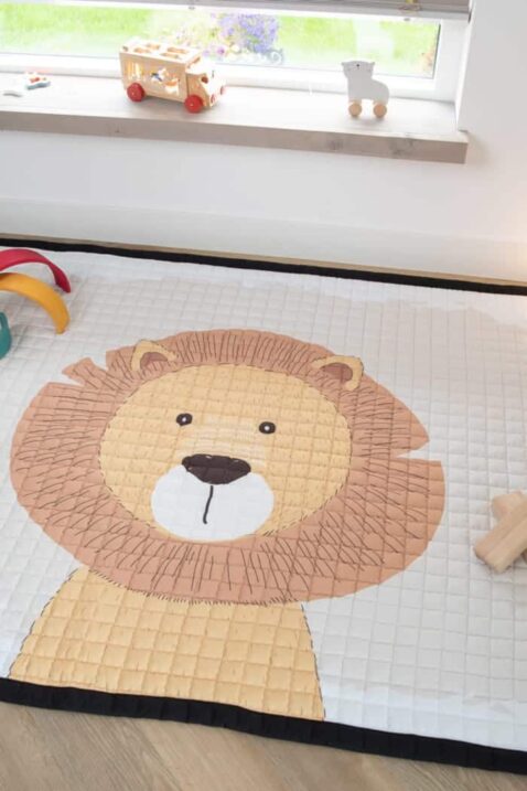 XL Spieldecke Krabbeldecke mit Lion Löwe & Anti Rutsch Schicht für Babys & Kinder als Geschenkidee von Love by Lily - Spielmatte Detailansicht