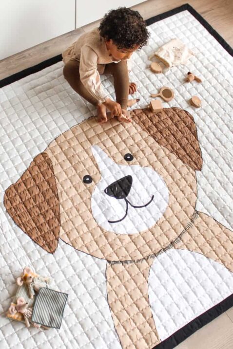 Baby Kinder Faltmatte Spieldecke Hund Tiermotiv große 150x200 cm pflegeleicht von Love by Lily - Spielzimmer Kinderzimmer mit Kind Junge am Spielen auf Spielmatte