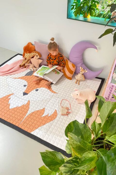Fox Fuchs Stepp Spielmatte Spieldecke für Kinder & Babys mit weicher Spielfläche & rutschfestem Boden von Love by Lily - Draufsicht Mädchen beim Lesen im Kinderzimmer auf Krabbeldecke