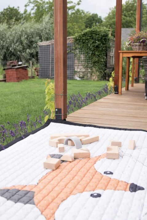 Weich gepolsterte & gesteppte Spielmatte Spieldecke für Kinder & Babys mit großer Spielfläche 150x200 cm & Fuchs Tiermotiv von Love by Lily - Krabbelmatte auf Balkon Outdoor
