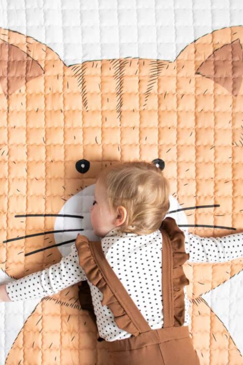 Baby Kinder XL große Spieldecke Spielmatte mit Katzen Tiermotiv 150x200 cm von Love by Lily - Detailansicht Mädchen liegt auf Cat Playmat Krabbeldecke