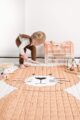 Katzen Spieldecke Krabbeldecke gesteppt für Babys & Kinder 150x200 cm mit Aufbewahrungstasche von Love by Lily - Mädchen spielt auf Cats Playmat Spielmatte