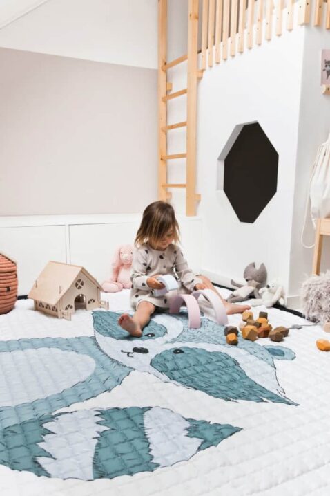 Baby Kinder XL große Spieldecke Spielmatte mit Waschbär Tier-Motiv 150x200 cm von Love by Lily - Mädchen spielt auf Raccoon Playmat Krabbeldecke