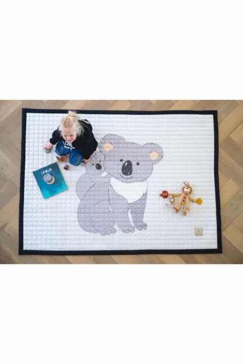 Baby Kinder XL große Spieldecke Spielmatte mit Koala Tier-Motiv 150x200 cm von Love by Lily - Draufsicht Mädchen spielt auf Koala Bear Playmat Krabbeldecke