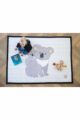 Baby Kinder XL große Spieldecke Spielmatte mit Koala Tier-Motiv 150x200 cm von Love by Lily - Draufsicht Mädchen spielt auf Koala Bear Playmat Krabbeldecke