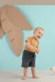 Baby & Kinder Sommer Shorts mit Taschen in Blau - Body kurzarm mit Free Soul Print in Currygelb von Pinokio - Kinderfoto stehender lachender Junge
