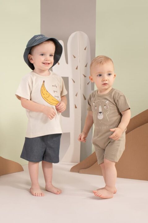 Baby & Kinder leichte Sommer kurze Shorts in dunkelblau, T-Shirt Banane beige & Sommerhut blau - Kurzer Overall Spieler mit Panther Beige von Pinokio - Kinderfoto zwei Jungen