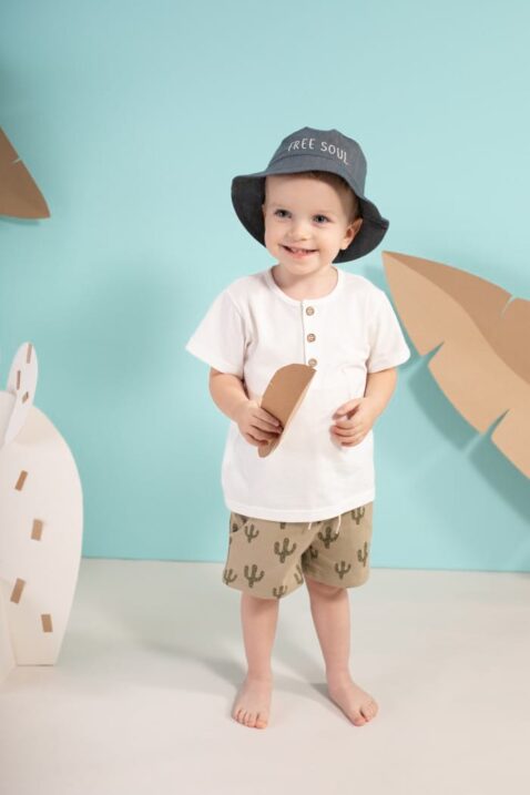 Baby & Kinder kurze Hose mit Taschen & Kakteen in Khaki - T-Shirt mit Knopfleiste in Weiß - Sommerhut FREE SOUL in Denim blau von Pinokio - Kinderfoto lachender Junge