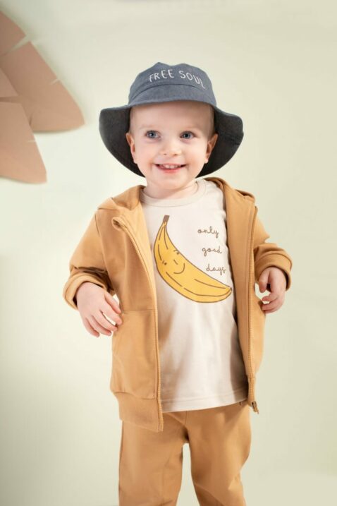 Jungen Baby & Kinder Sweathose mit Kaktus & Kapuzen Sweatjacke in Currygelb, T-Shirt mit Banane in Weiß & Sommerhut FREE SOUL Denim Blau von Pinokio - Kinderfoto lachender Junge