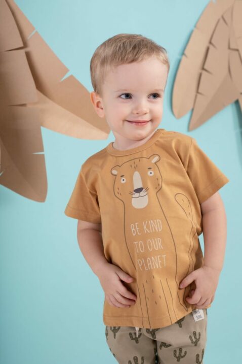Jungen Baby & Kinder Baumwolle Sommershirt kurzarm mit Panther Tiermotiv & Print BE KIND TO OUR PLANET in senfgelb von Pinokio - Kinderfoto lachender Junge