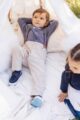 Baby & Kinder Hemd langarm mit klassischer Fliege gemustert in Dunkelgrau aus Baumwolle Webware für festliche Anlässe von Jacky - Kinderfoto liegender Junge