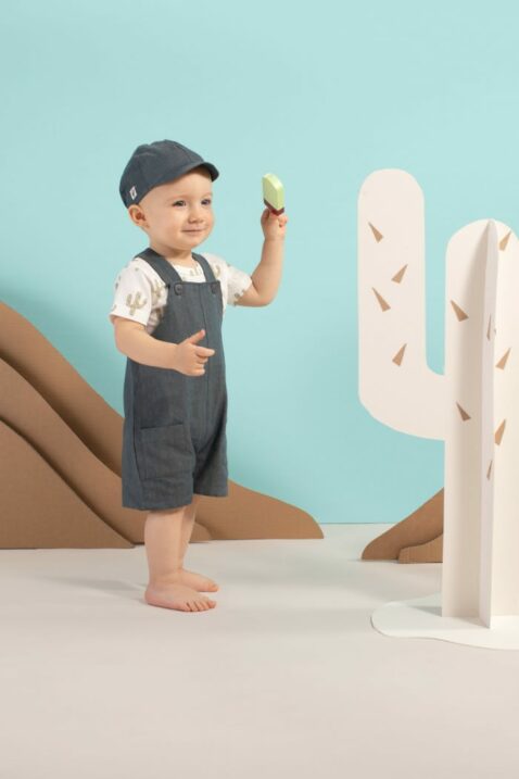 Sommer Schirmmütze Hut blau - Latzshorts mit Taschen & Kaktus Patch in Blue Denim für Babys & Kinder von Pinokio - Kinderfoto Junge mit Eis