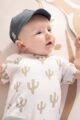 Baby & Kinder Sommer Kurzarmbody mit Kaktus All over Print - Sommermütze Schirmmütze Jeans Denim Blau von Pinokio - Babyfoto staunender Junge