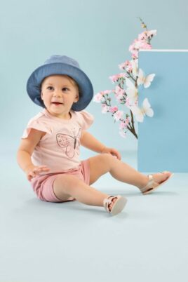 Baby Shorts Basic in Hellrosa Baummwollshorts - Rosa Body kurzarm mit Schmetterling & Rüschen - Sommerhut Blau von Pinokio - Kinderfoto lachendes Mädchen