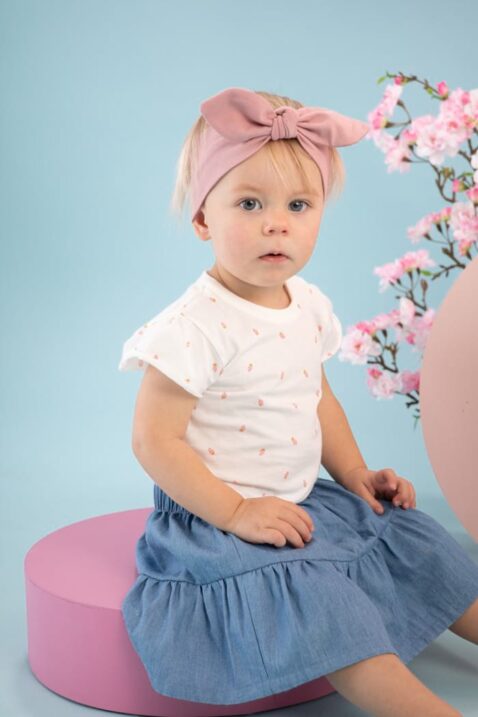 Baby & Kinder Faltenrock in Jeans Blau - Body kurzarm mit Rüschen & Erdbeeren in weiß - Stirnband mit Schleife rosa von Pinokio - Kinderfoto Mädchen blonde Haare