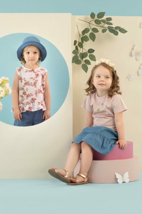T-Shirt mit Erdbeeren in Rosa - Sommer Rock mit Falten im Denim Look Jeans blau für Kinder & Babys von Pinokio - Kinderfoto sitzendes rothaariges Mädchen
